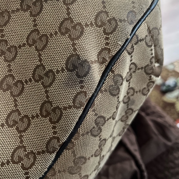 Gucci hobo bag is worn in all four corners otherwise purse is in good condition. - Picture 9 of 13